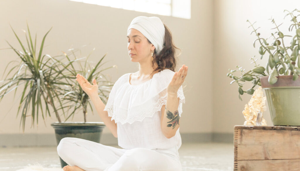 découvrez la signification du kundalini serpent, son énergie puissante et comment l'activer dans la pratique du yoga pour un bien-être profond et une conscience élargie.