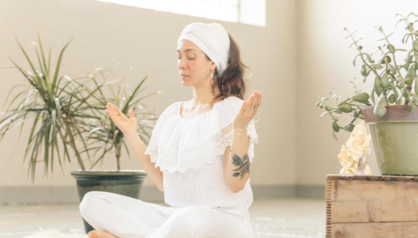 découvrez la signification du kundalini serpent, son énergie puissante et comment l'activer dans la pratique du yoga pour un bien-être profond et une conscience élargie.