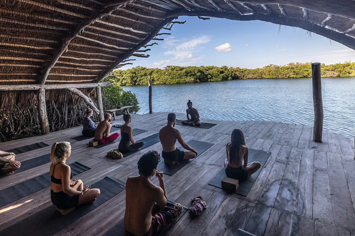 Yoga ou méditation : comment choisir la pratique adaptée à vos besoins ?