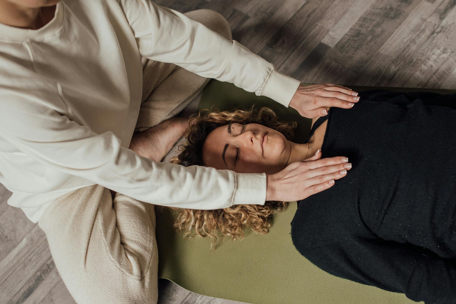 Reiki signification origines et principes — mains pratiquant le Reiki