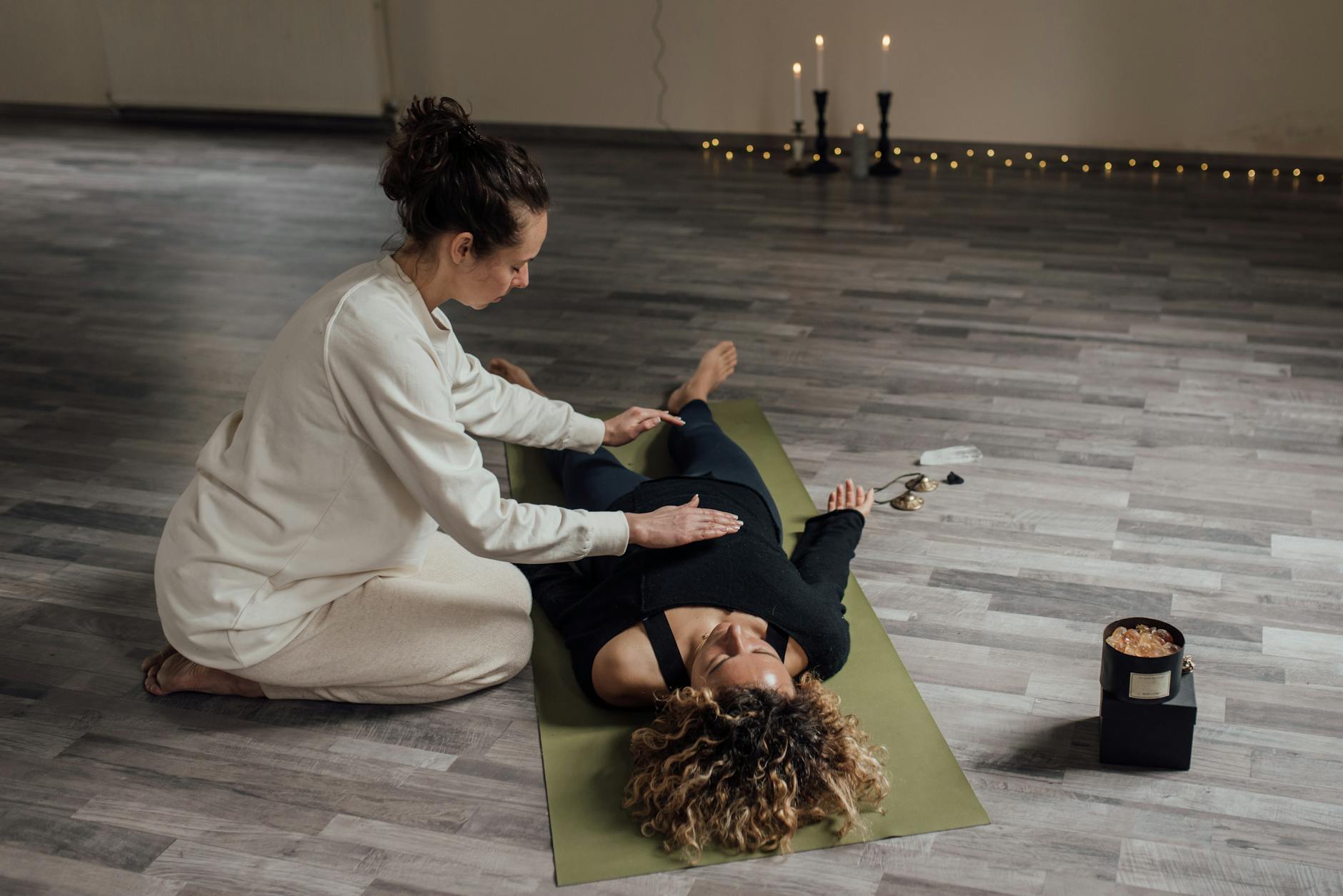 Adapter le rythme des séances de Reiki à son vécu : repères pour avancer sans se perdre — personne recevant une séance de Reiki