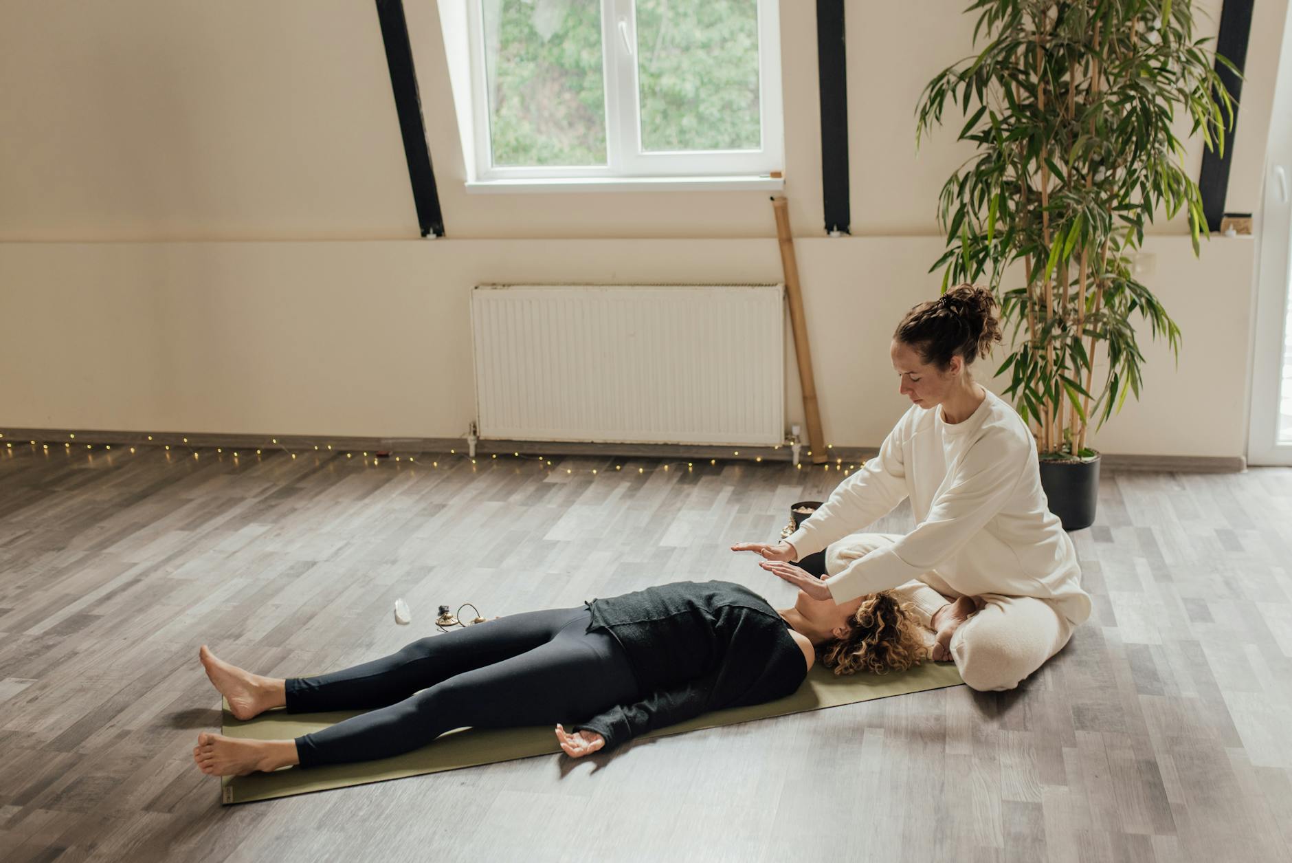 Reiki : effets secondaires et réactions possibles après une séance — personne recevant un soin reiki