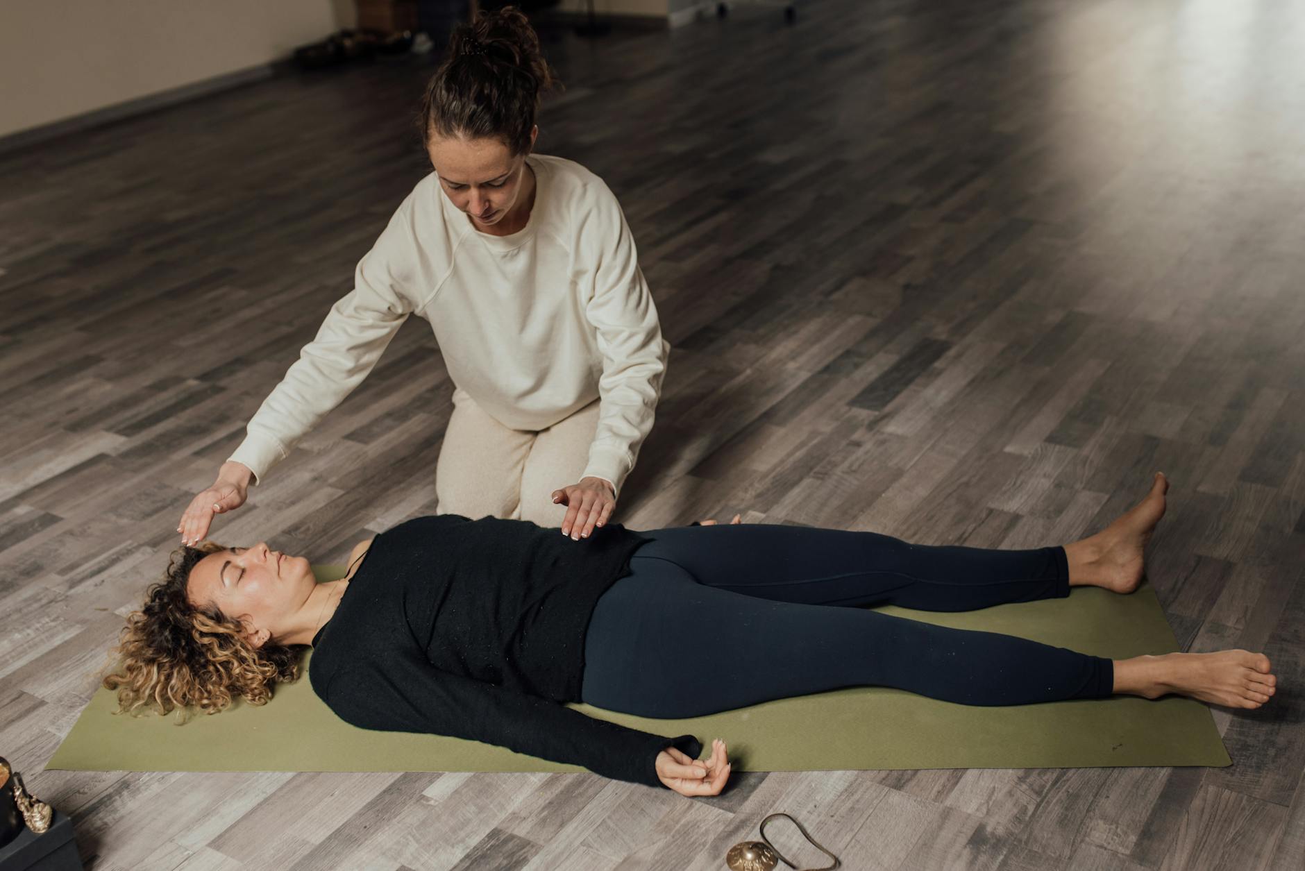 Reiki : les racines des avis négatifs et les motifs de déception — personne recevant une séance de reiki