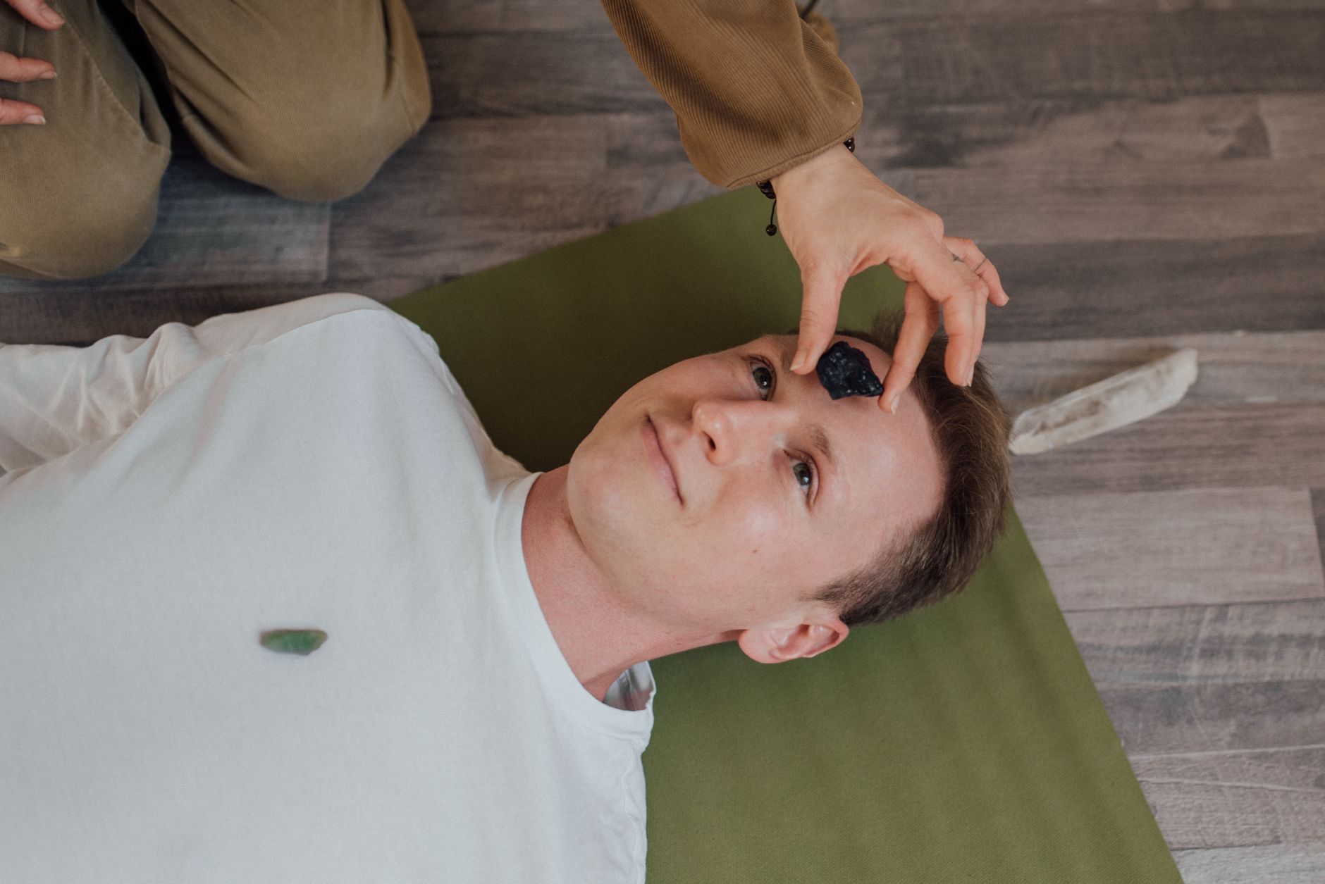 Origines du Reiki : de Mikao Usui à la transmission moderne — personne recevant une séance de reiki