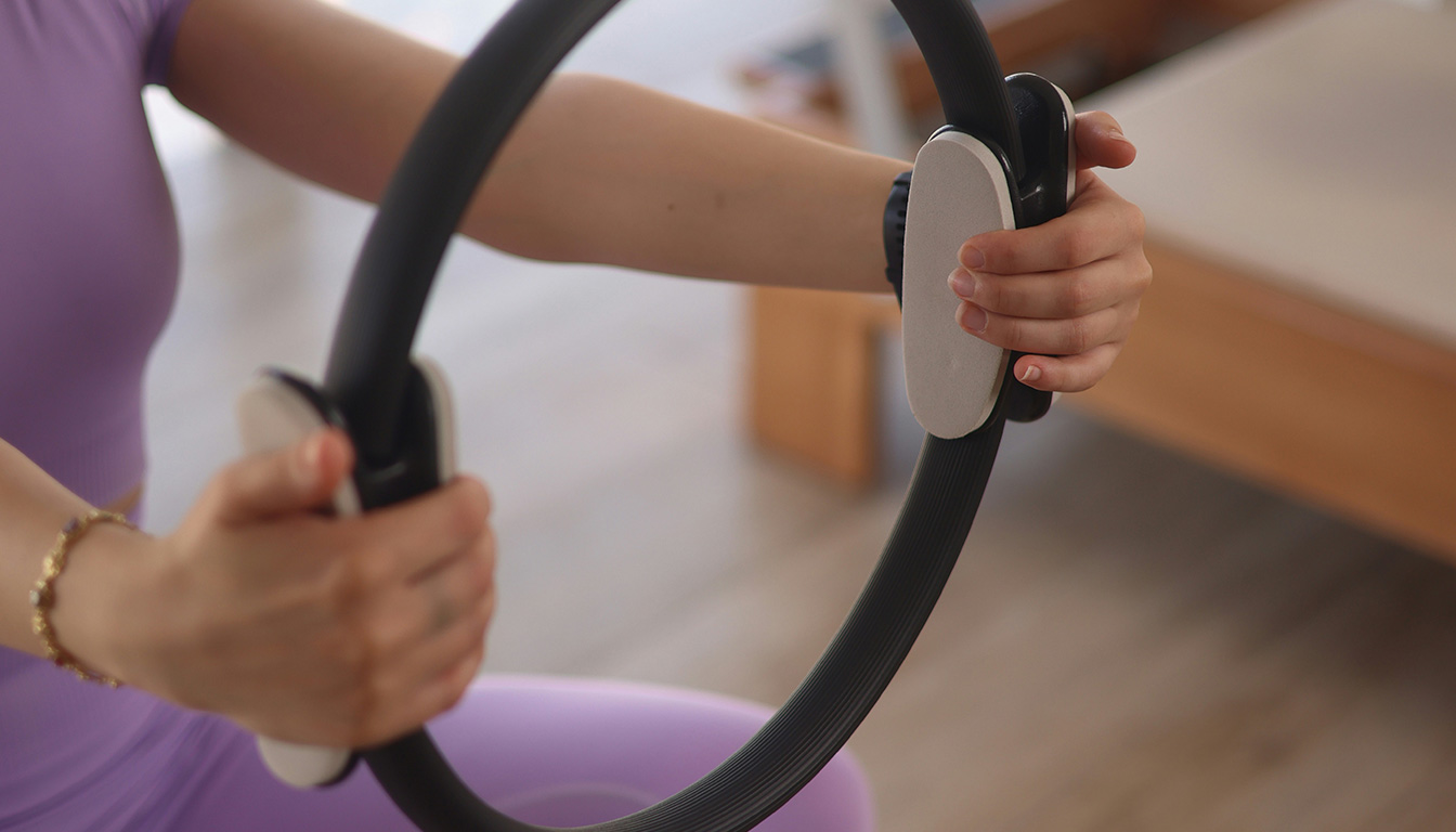 découvrez à quoi sert le cercle de pilates, ses exercices essentiels et les bienfaits qu'il apporte pour améliorer votre posture, renforcer vos muscles profonds et augmenter votre flexibilité.