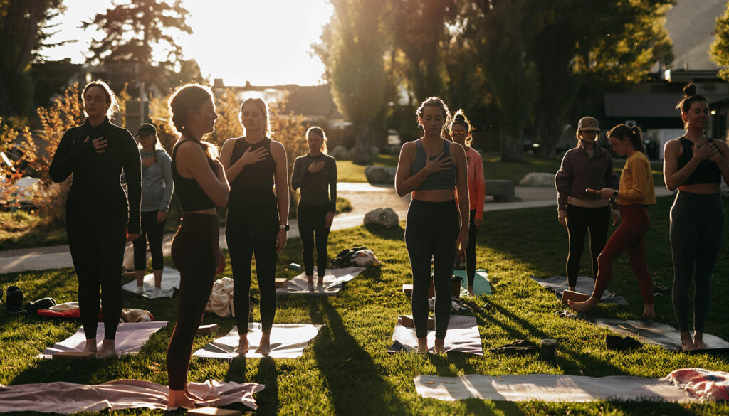 Découvrez les étapes clés pour devenir professeure de yoga, les formations indispensables, et comment transmettre votre passion pour le bien-être et la pratique du yoga.