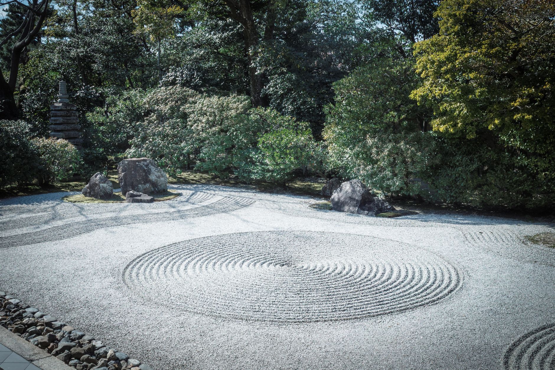 Principes clés : comprendre la logique du jardin japonais zen pour réussir son projet — jardin japonais zen avec pierres et sable