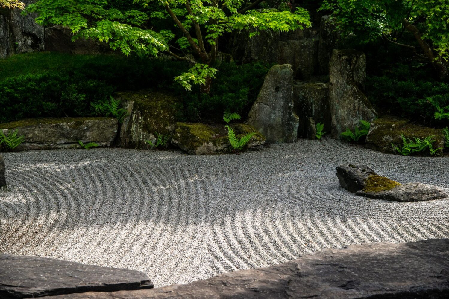 Créer un jardin japonais zen : plantes, sable et décoration