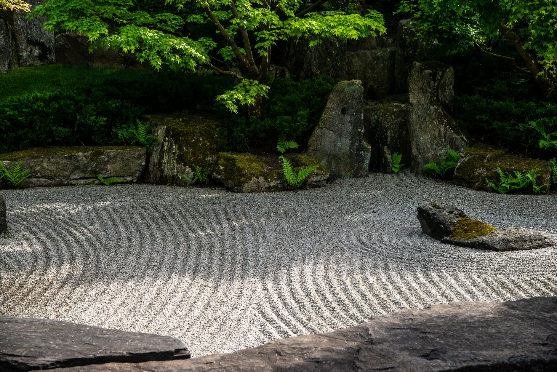 Créer un jardin japonais zen — jardin japonais zen avec pierres et sable