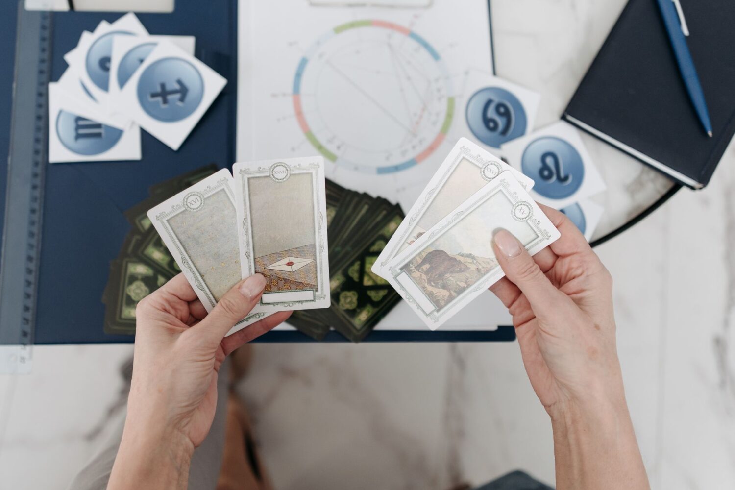 Evozen : que vaut ce site d&rsquo;horoscope et de tarot gratuit ?