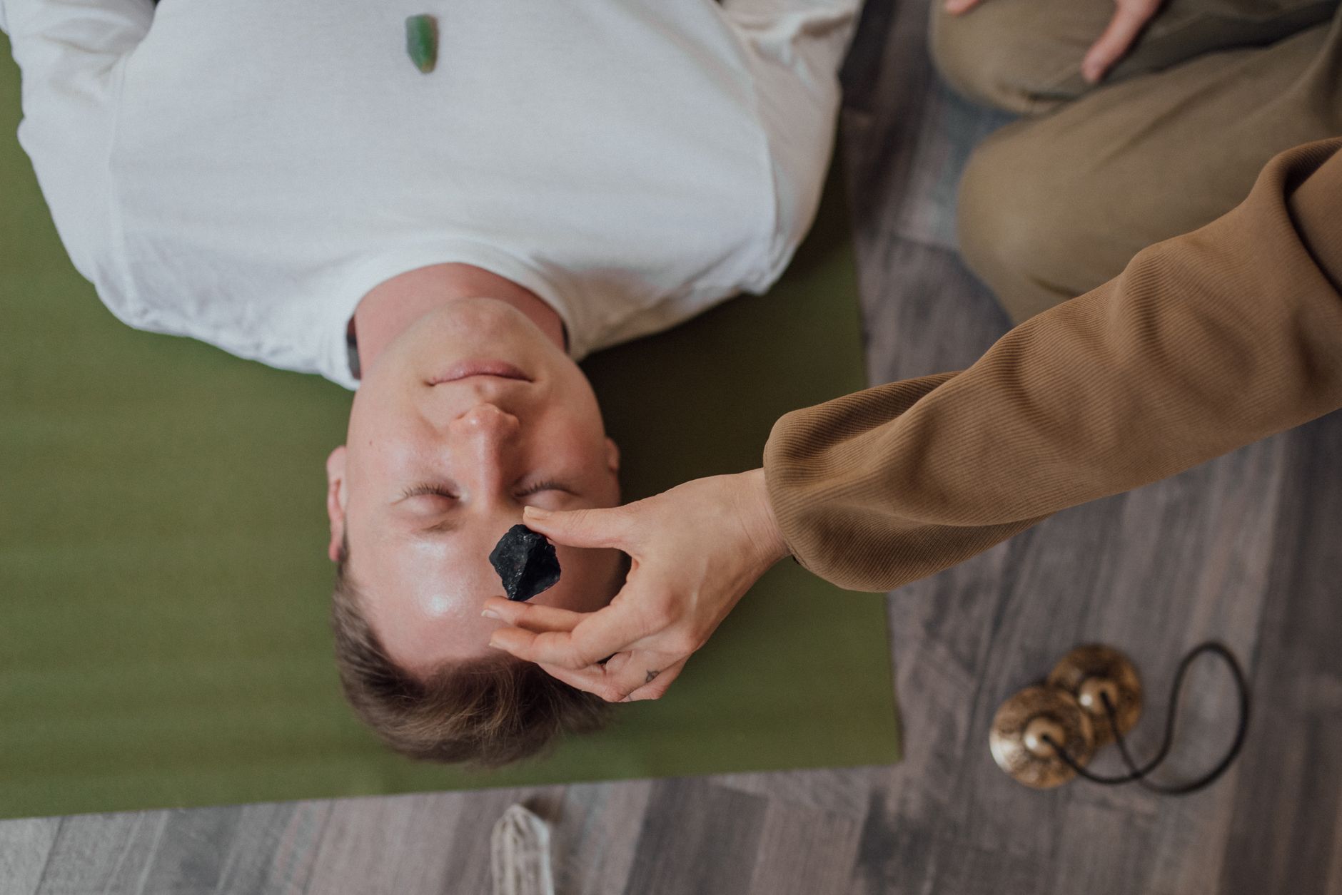 Formation Reiki et CPF : comprendre l’éligibilité et ses limites réelles — personne pratiquant le reiki
