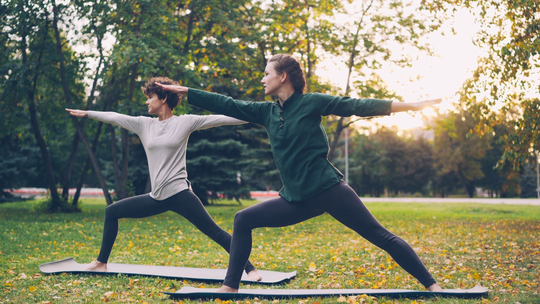 Le hatha yoga, c'est quoi — cours de yoga en plein air au coucher du soleil