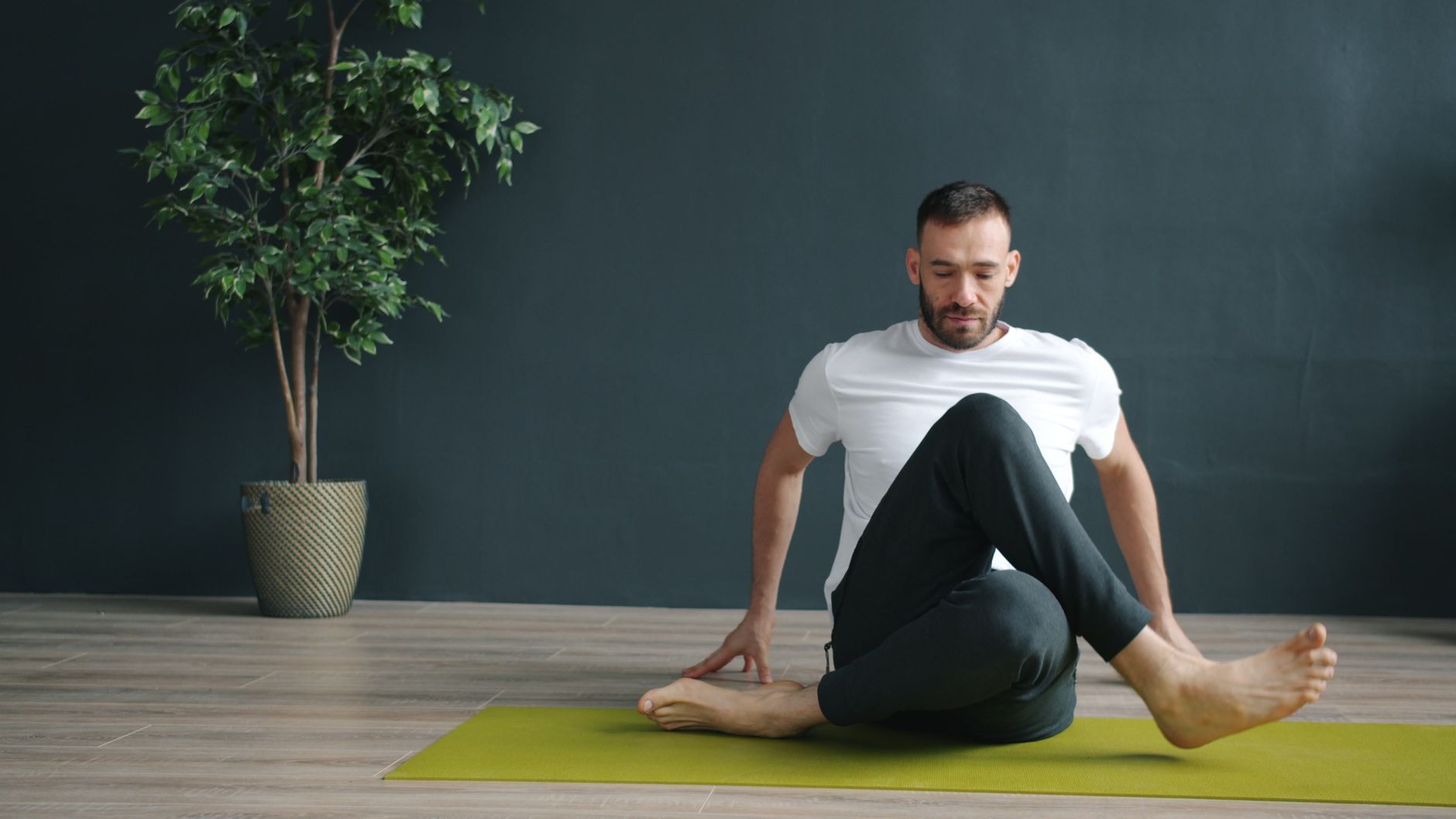 Pantalon de yoga homme en coton biologique ou lin : les points à vérifier pour un vrai confort — homme pratiquant le yoga en pantalon coton bio