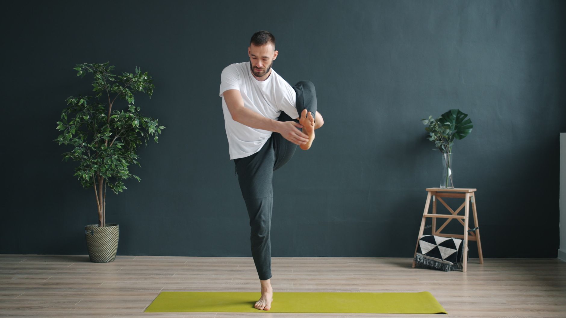 Pantalon de yoga homme (coton — homme pratiquant le yoga en pantalon coton bio