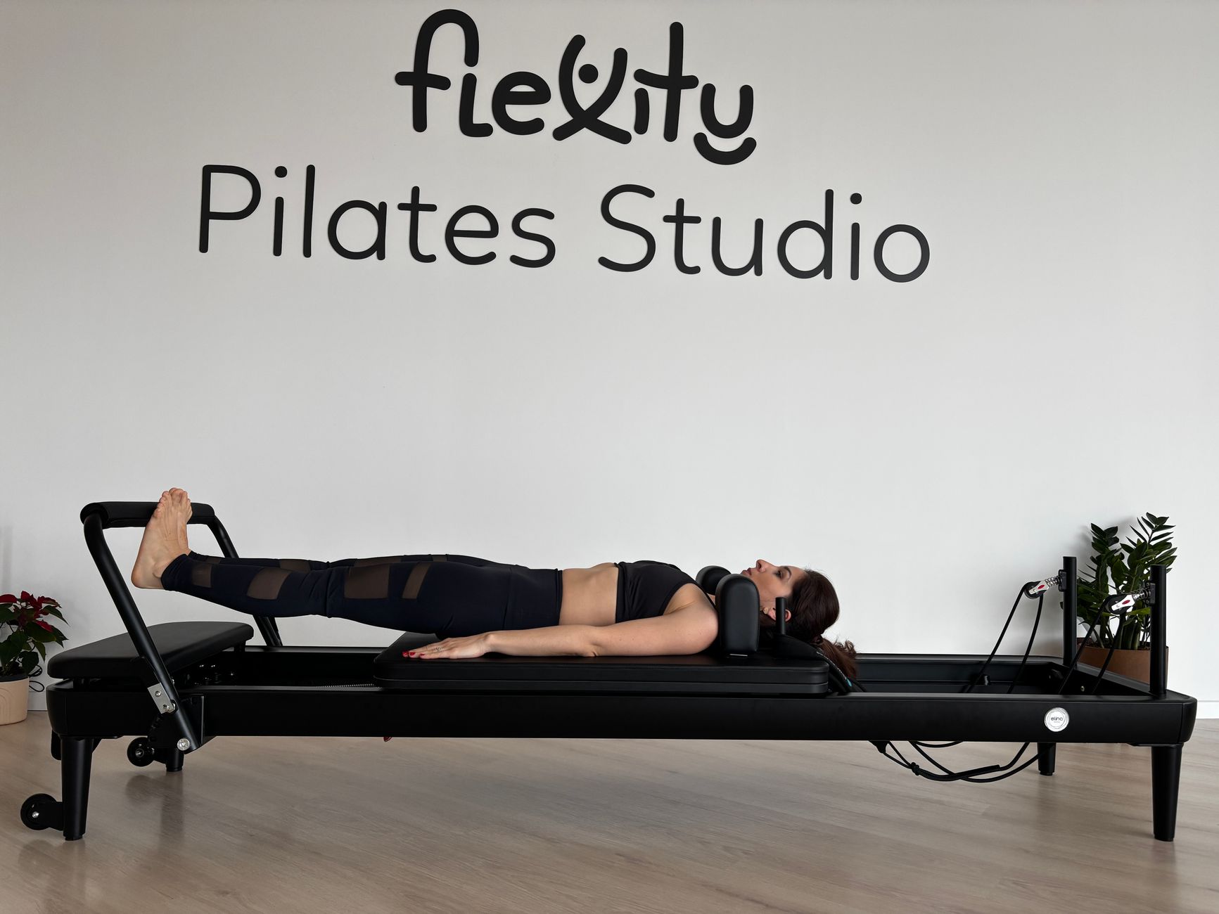 Pilates : principes, origines et philosophie pour un dos et un ventre solides — femme sur tapis de Pilates
