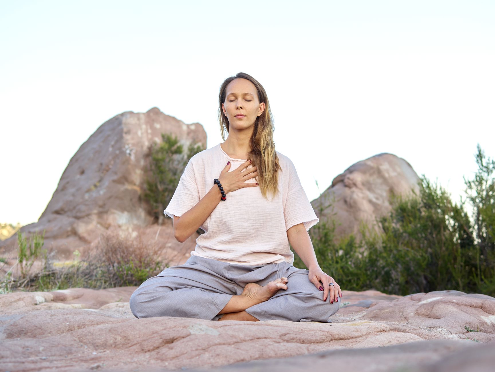 Chakras ouverts ou bloqués les — personne méditant couleurs des chakras