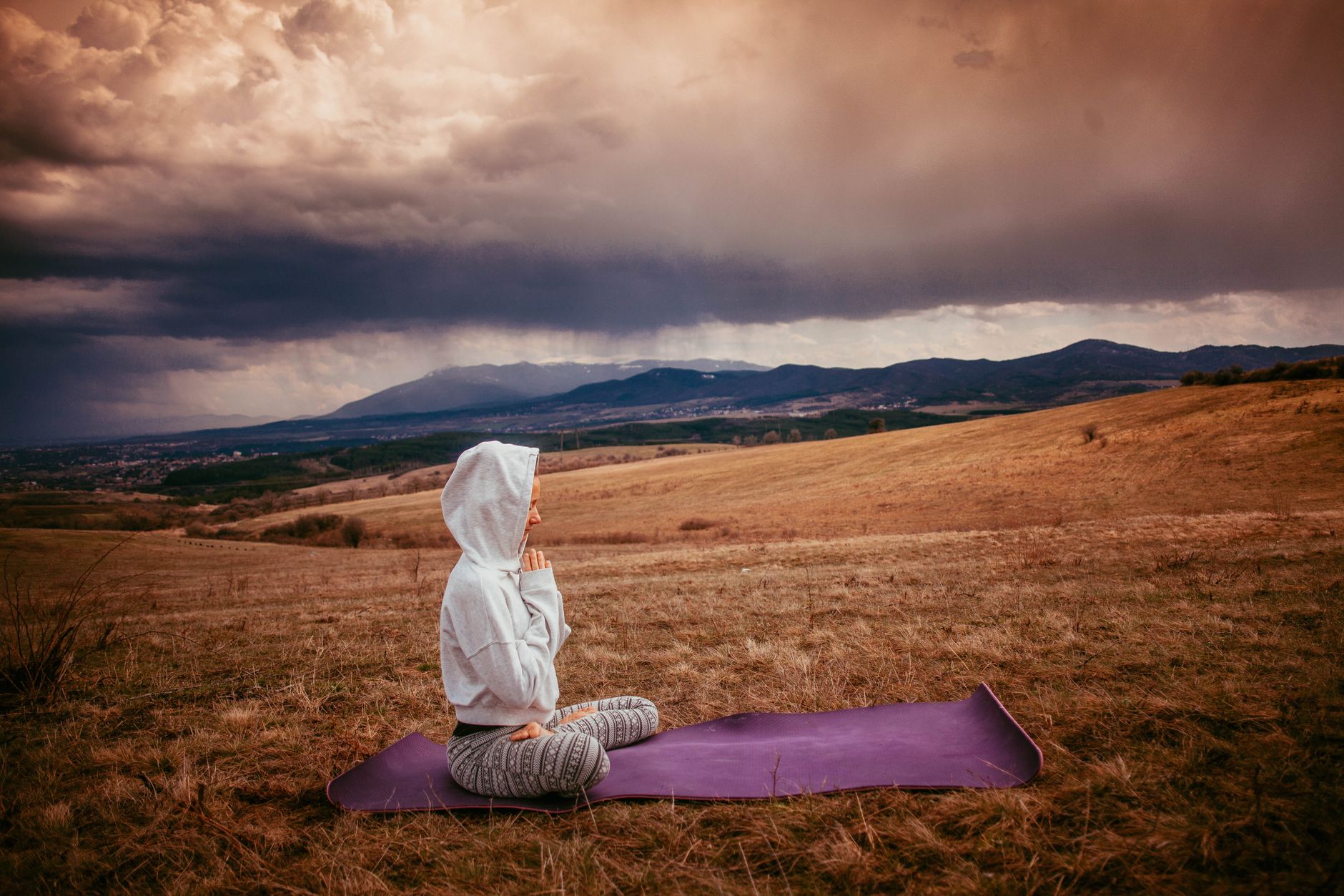 Méditation de pleine conscience quels — personne méditant dans la nature