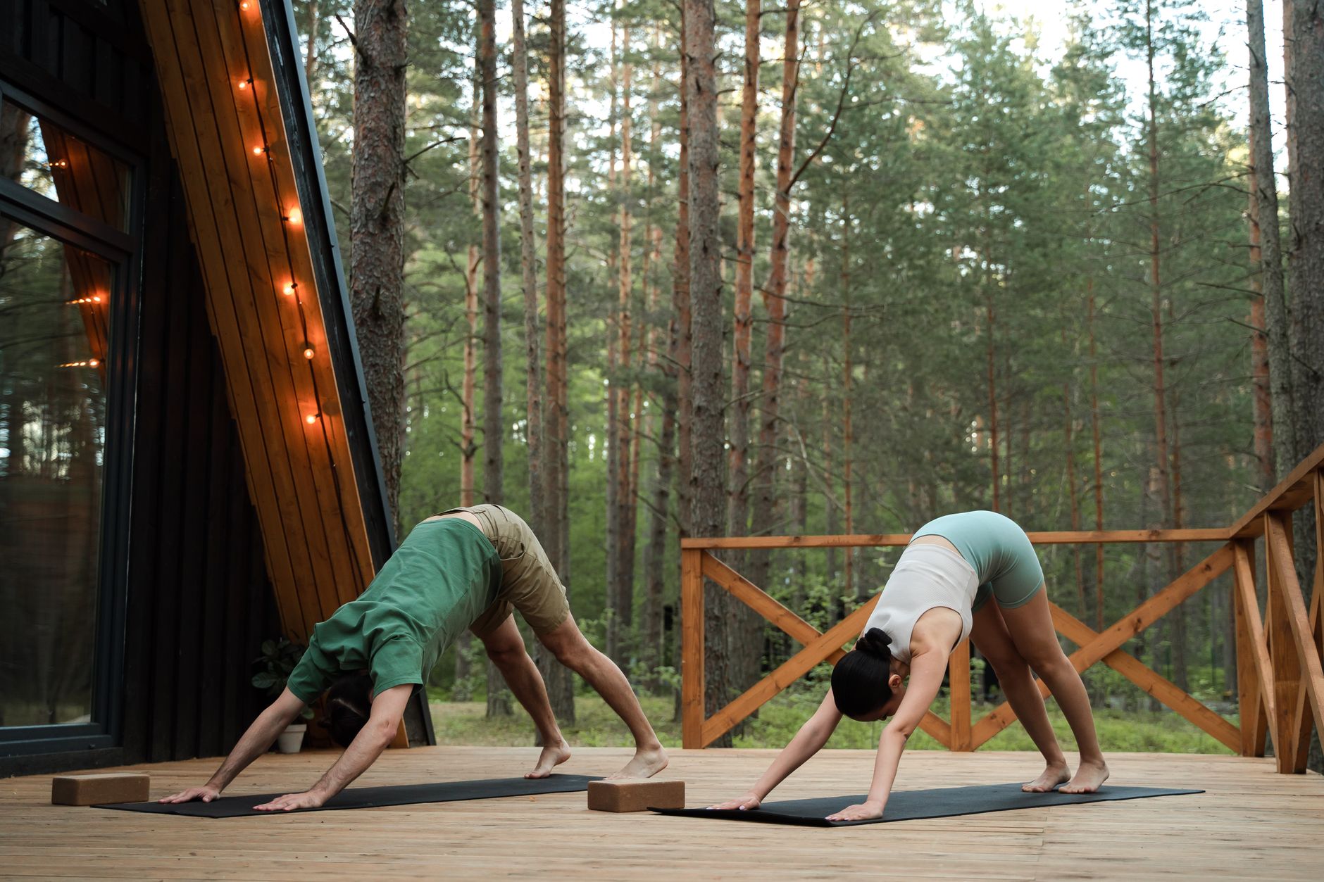 Chien tête en bas : comprendre la posture avant de la pratiquer — posture de yoga chien tête en bas