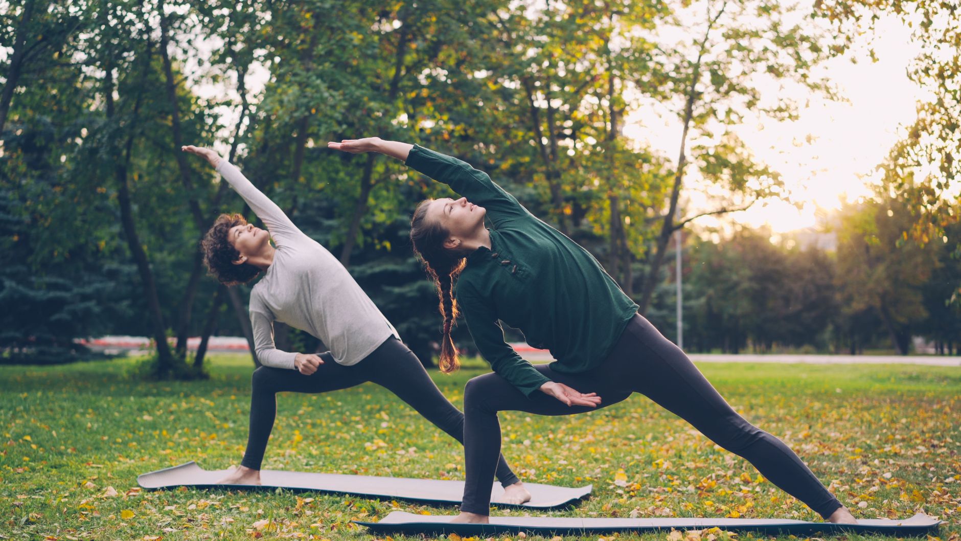 Marche et yoga pour perdre du poids : pourquoi les associer ? — personnes pratiquant le yoga en plein air