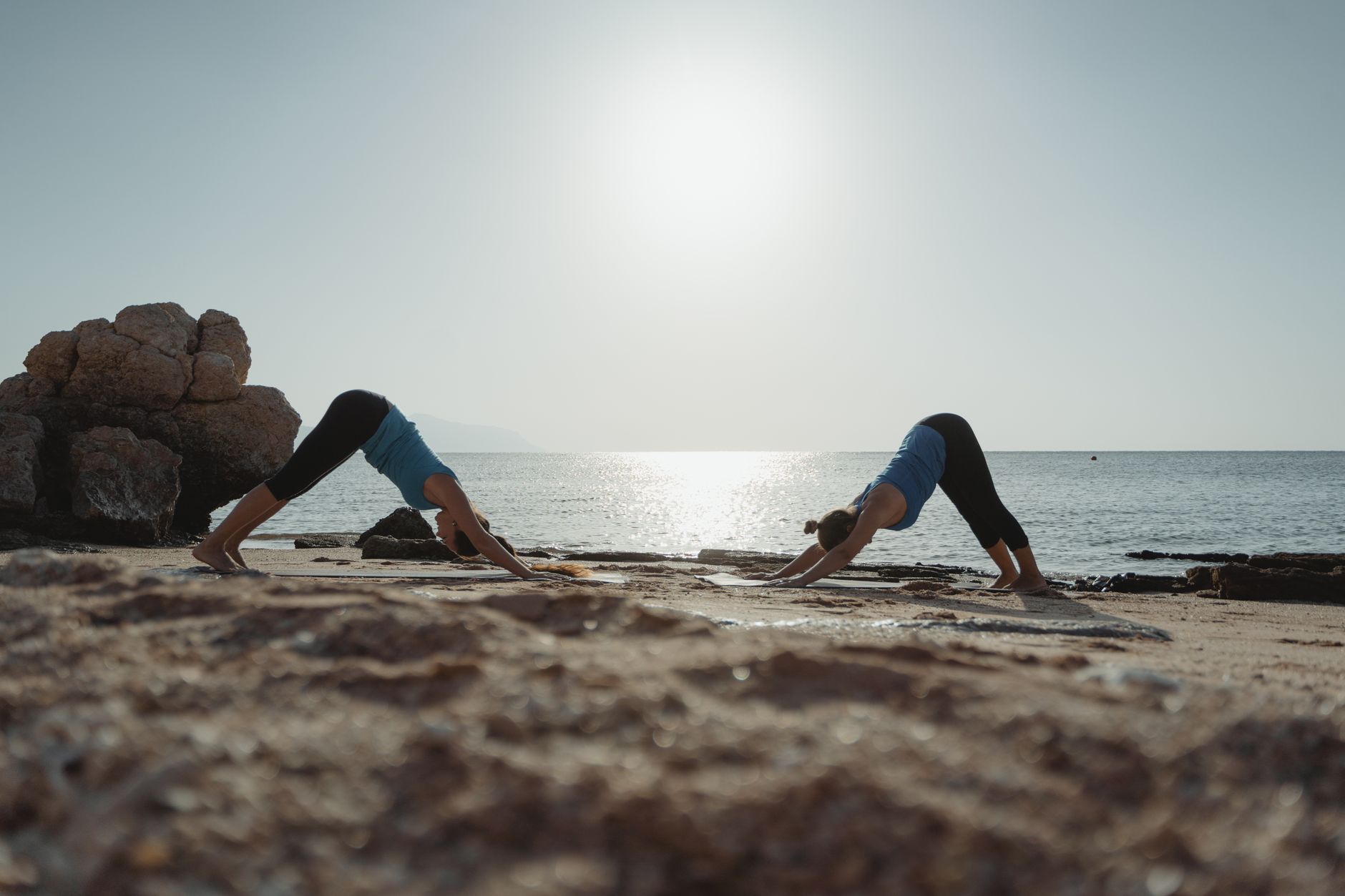 Quels styles de yoga brûlent le plus de calories ? — cours de yoga en plein air au coucher du soleil