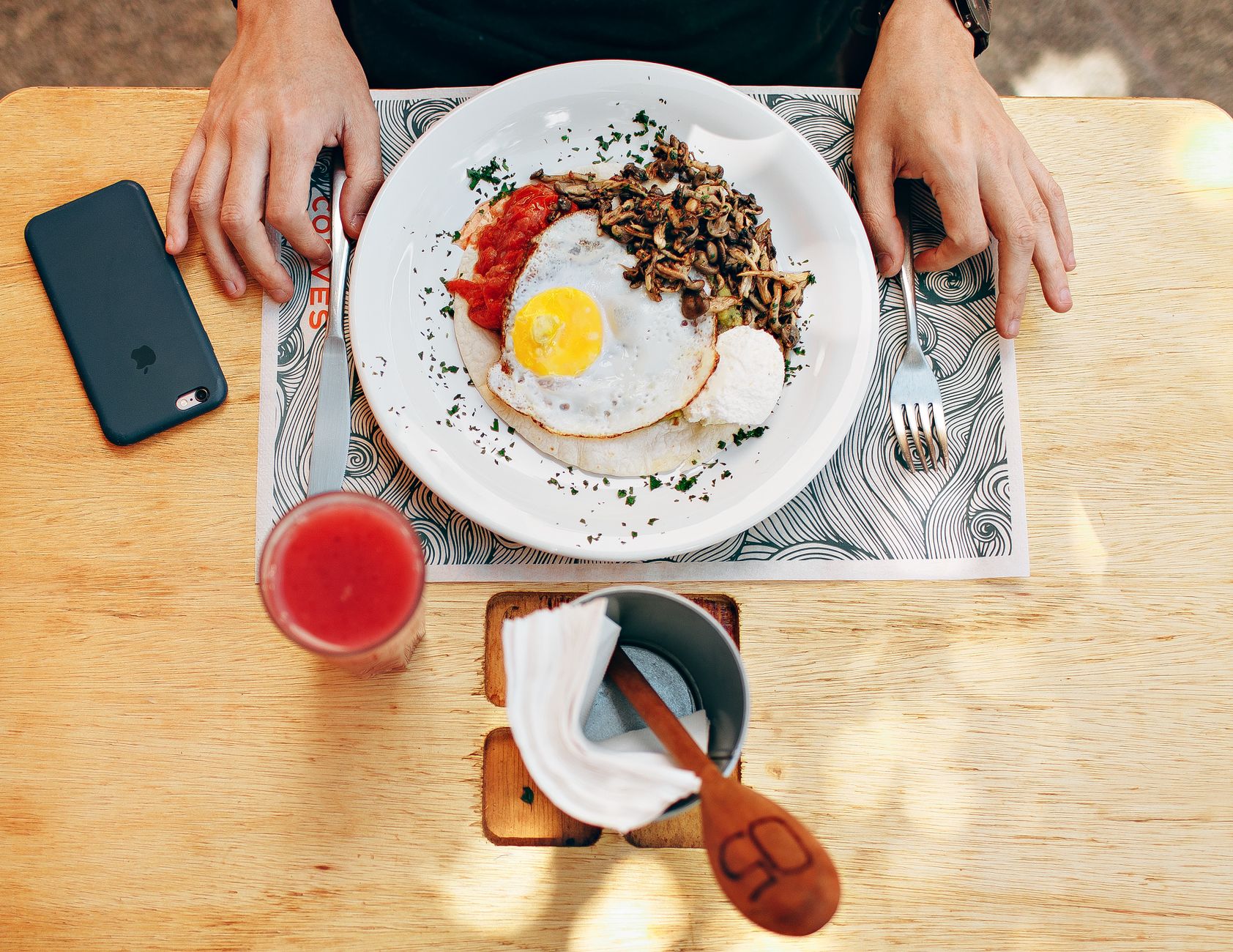Petit déjeuner équilibré pour maigrir : les repères qui comptent — assiette petit déjeuner sain œufs fruits