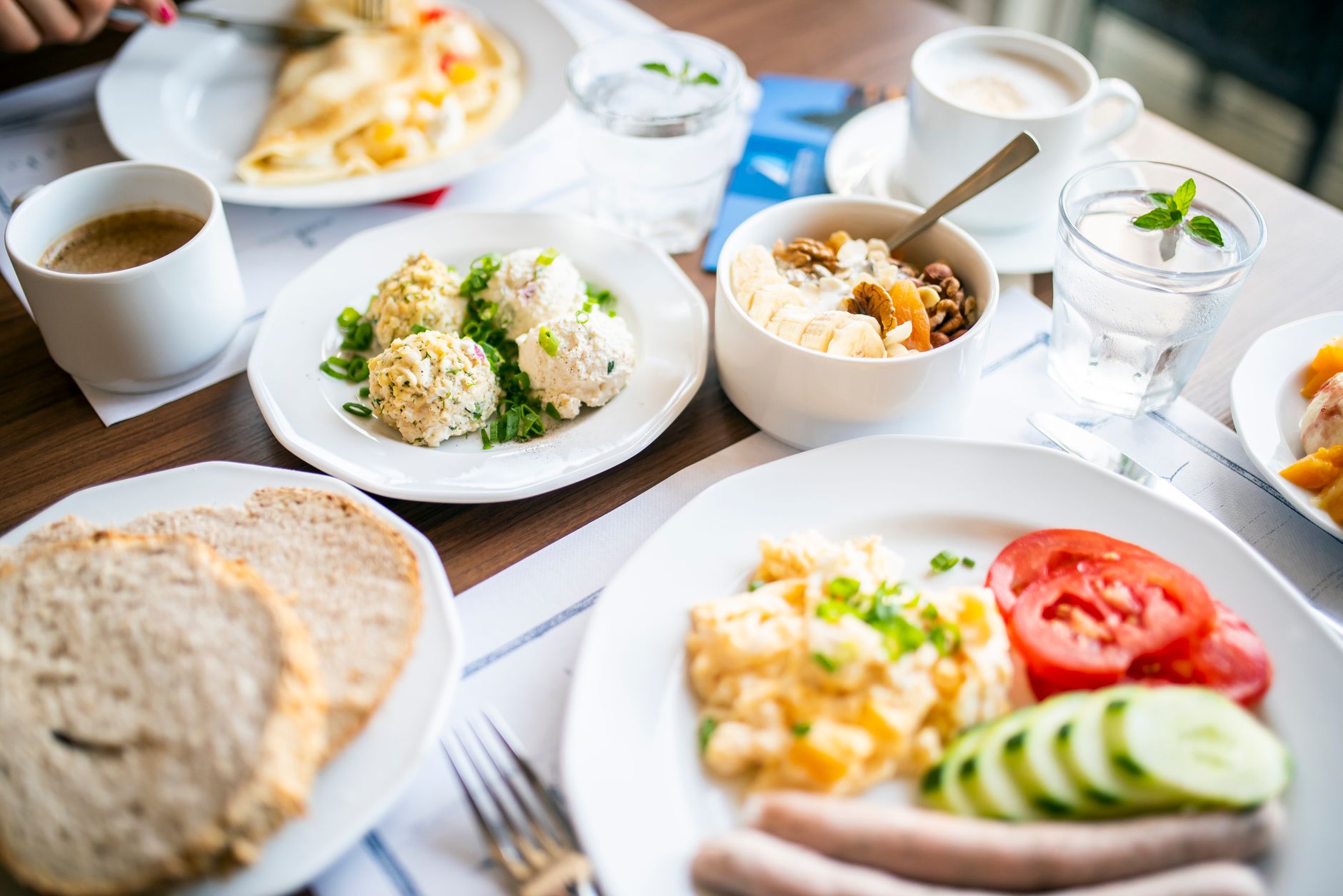 Petit déjeuner équilibré pour maigrir — assiette petit déjeuner sain œufs fruits