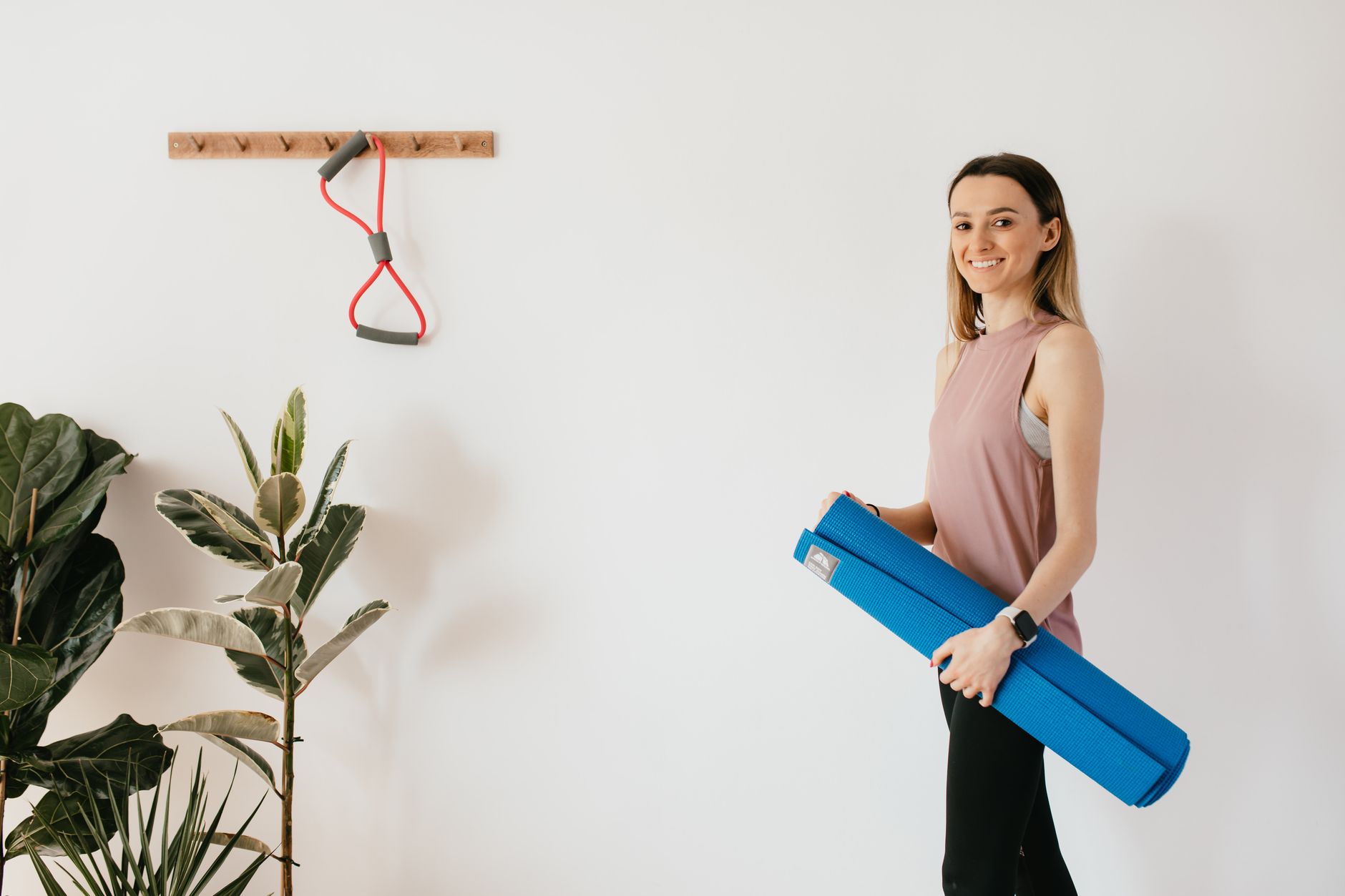 Pilates au mur à la maison : comprendre le principe avant de commencer — exercice de pilates au mur à la maison