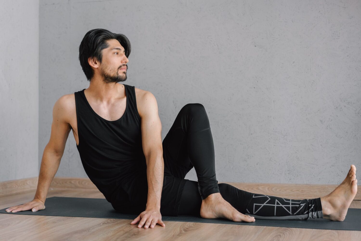 Sciatique et yoga : les postures à éviter et les précautions avant de pratiquer