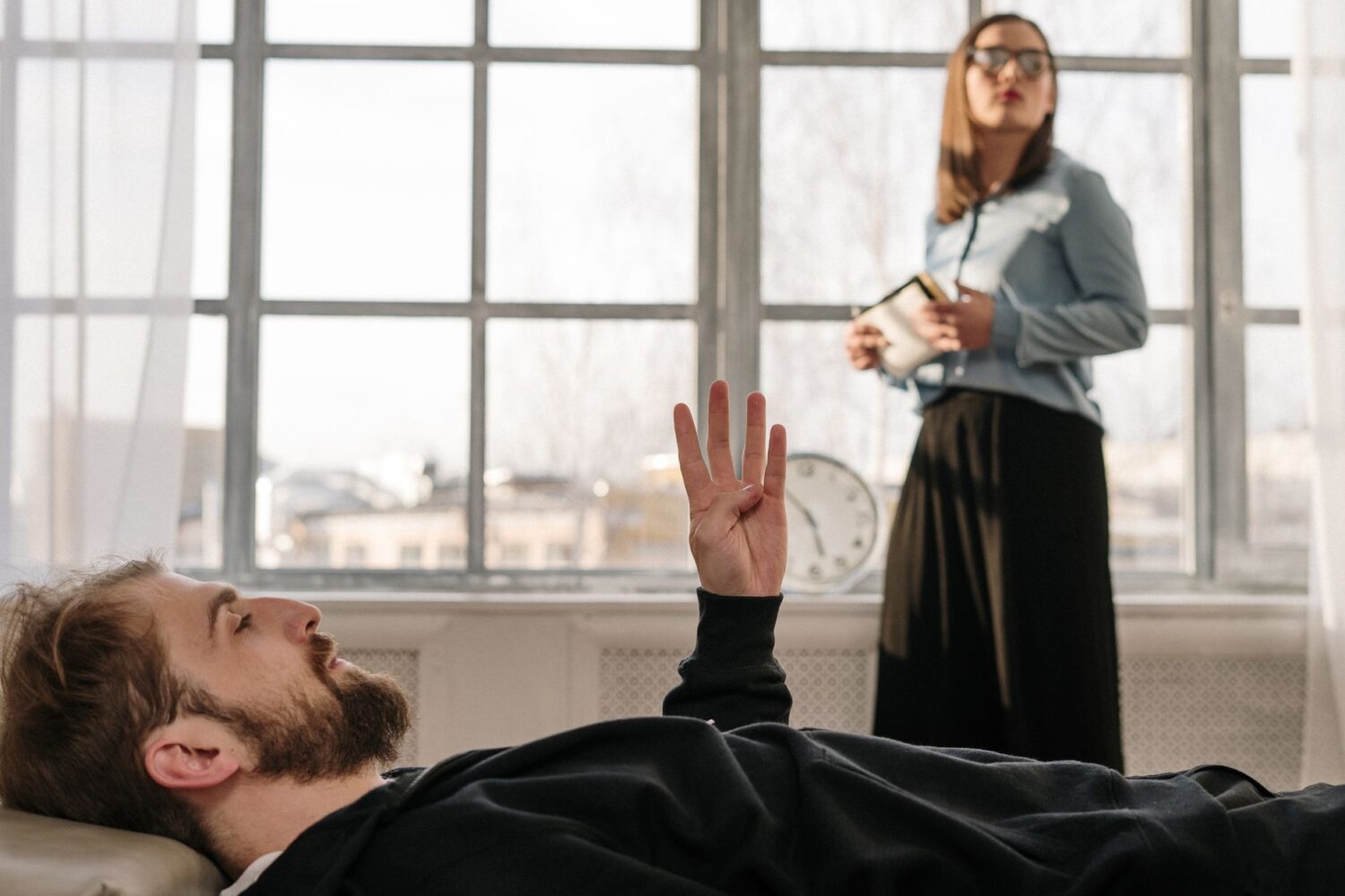 Sophrologie ou hypnose : différences, points communs et comment choisir